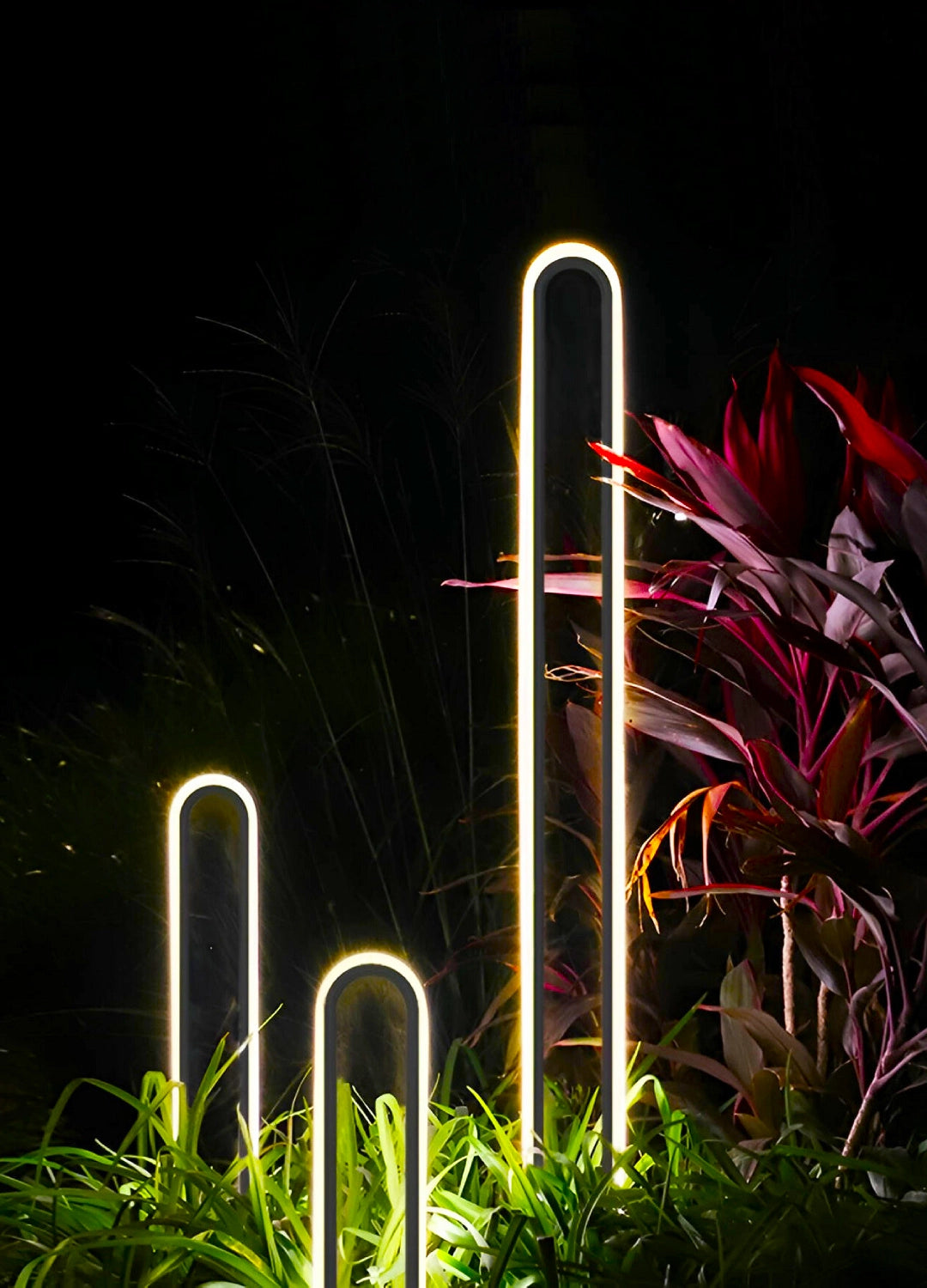 3_different_sizes_track_shape_outdoor_floor_lamp_in_the_garden