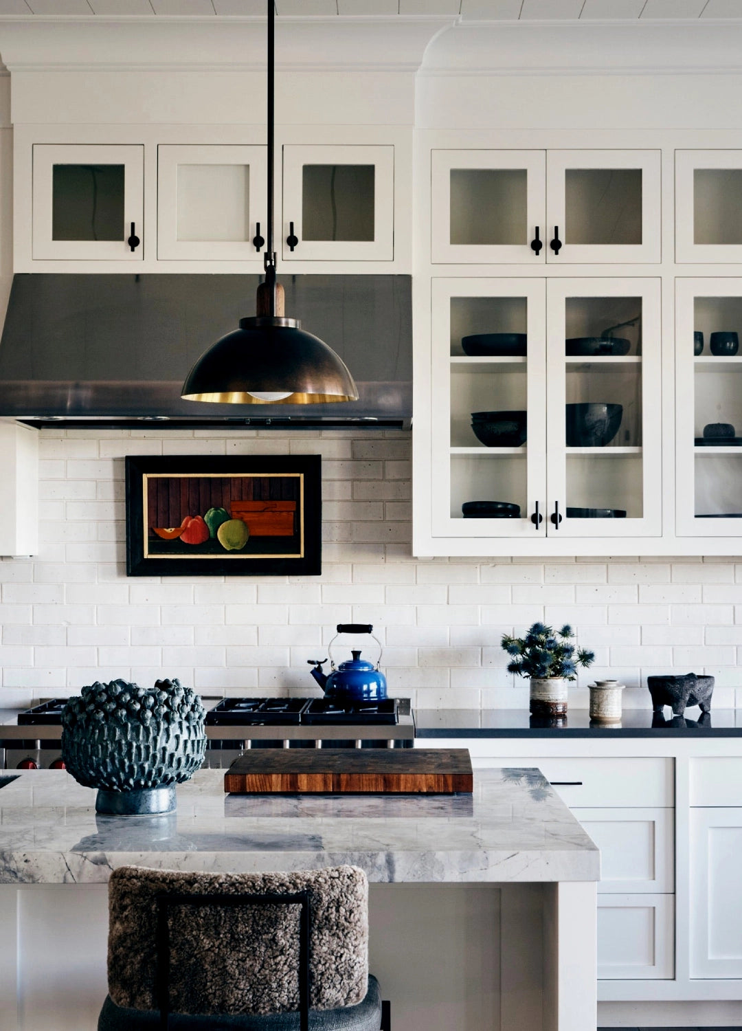 An_industiral_pendant_light_is_in_the_kitchen