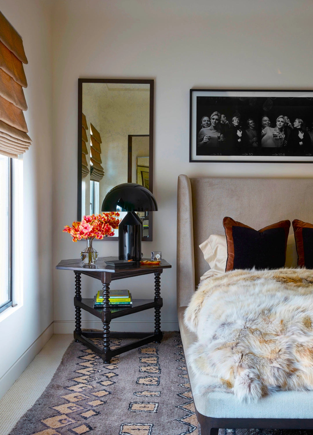 Black_Table_Lamp_in_a_French_Bedroom