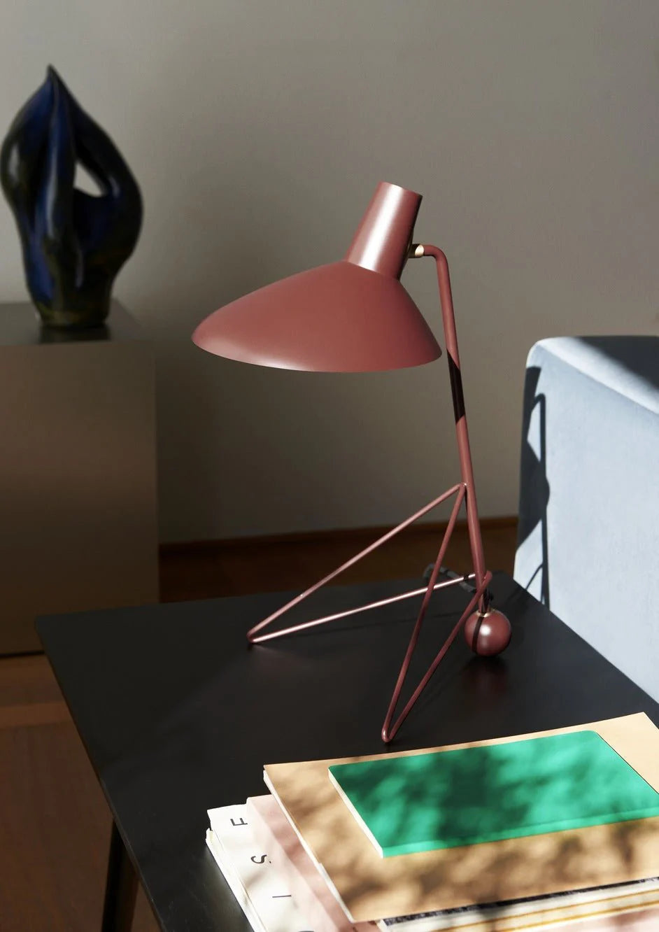 Hie_Triangular_Table_Lamp_11