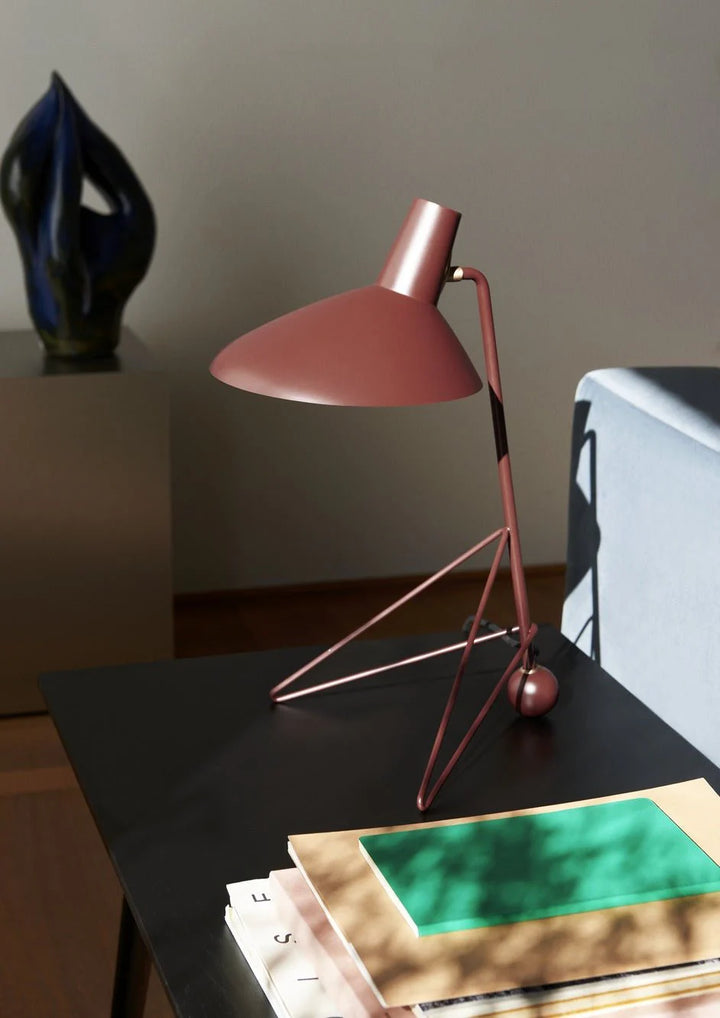 Hie_Triangular_Table_Lamp_11