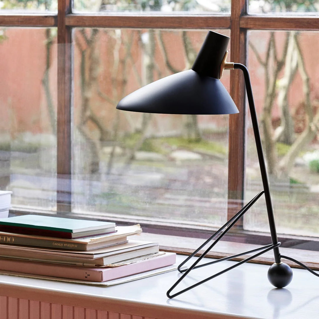 Hie_Triangular_Table_Lamp_2