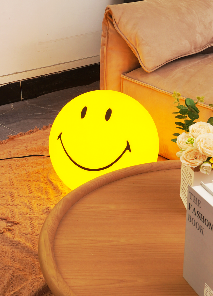 Smiling_Face_Table_Lamp_A_2