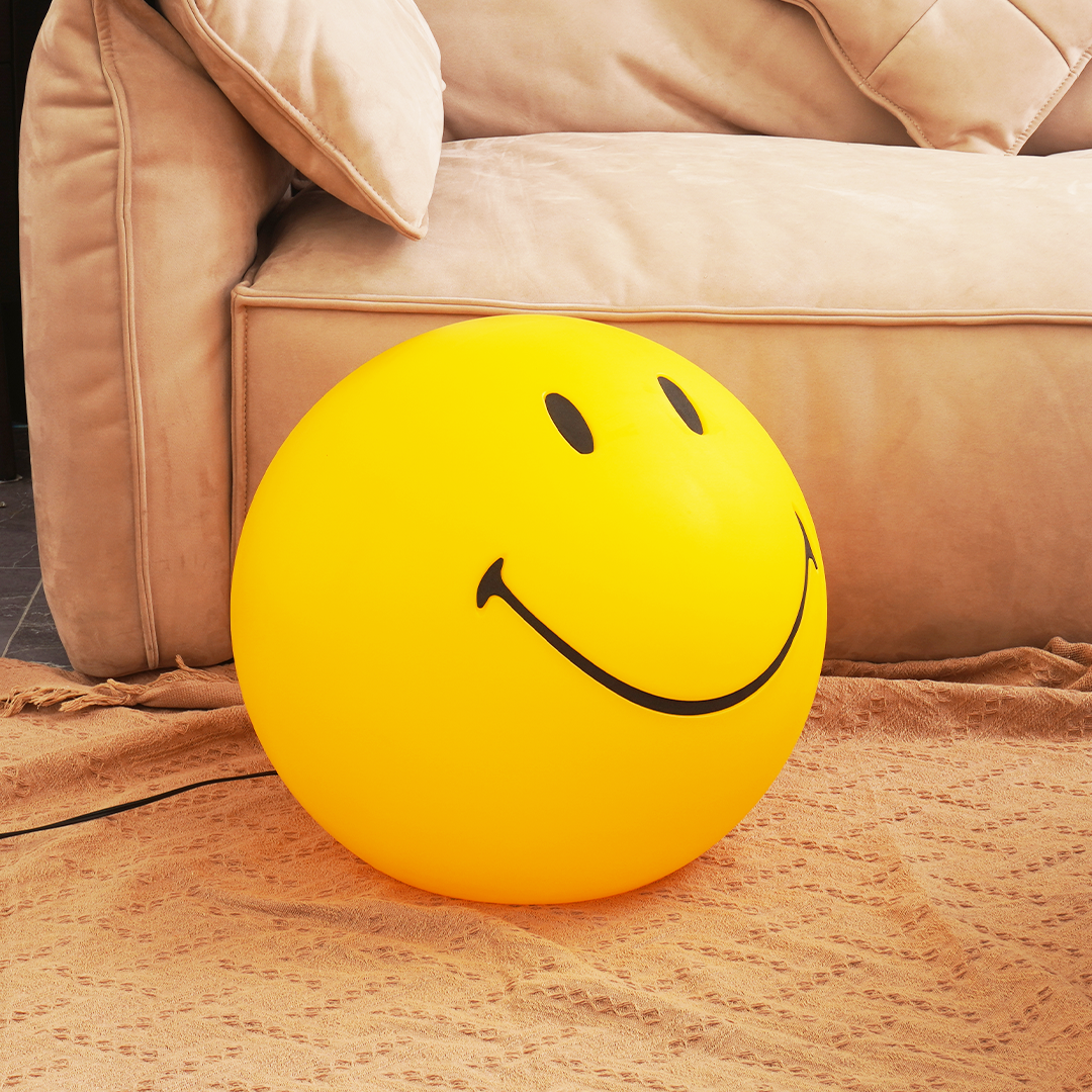 Smiling_Face_Table_Lamp_A_4