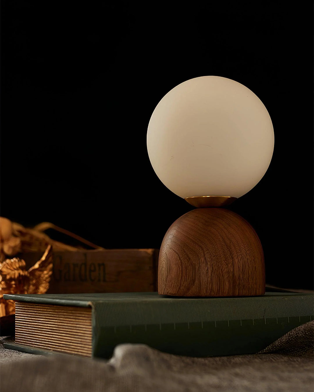 Wooden_Round_Table_Lamp_07